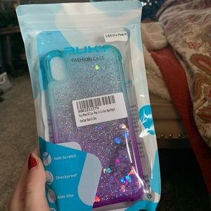 Phone case with falling glitters